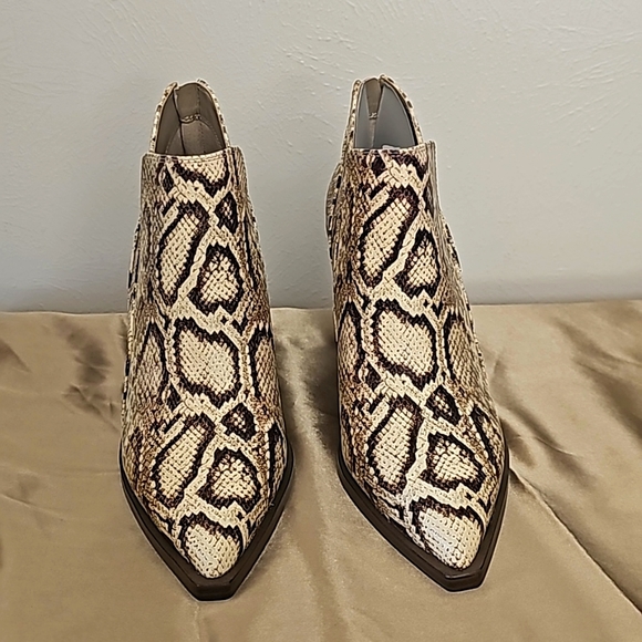 NEW Vince Camuto snake print leather ankle booties high heel back zipper - Picture 2 of 12